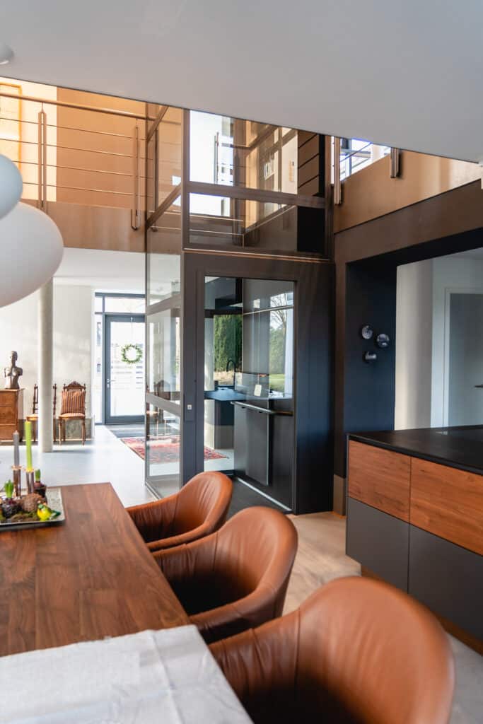 aufzug-im-wohn-ess-bereich-exklusiv