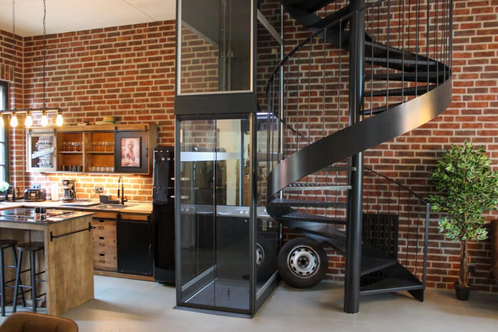 Aritco HomeLift Compact neben Wendeltreppe in Ferienwohnung